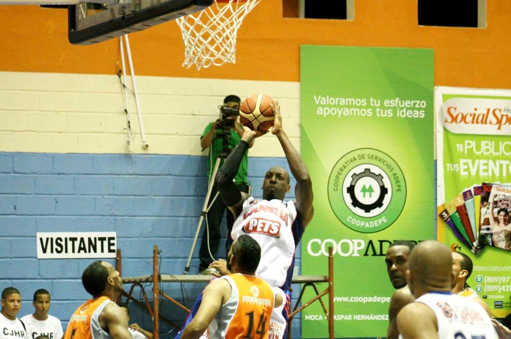 Lavell Payne se eleva al aro ante la defensa de jugadores del José Horacio Rodríguez